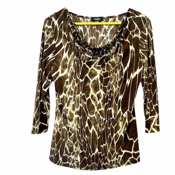 peak & peak Tops - Peak &‎ Peak Giraffe Print Blouse – Size Medium